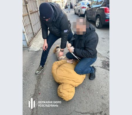 ДБР викрило співробітника центру забезпечення Міноборони на "схемі" для ухилянтів: як "працював". Відео 