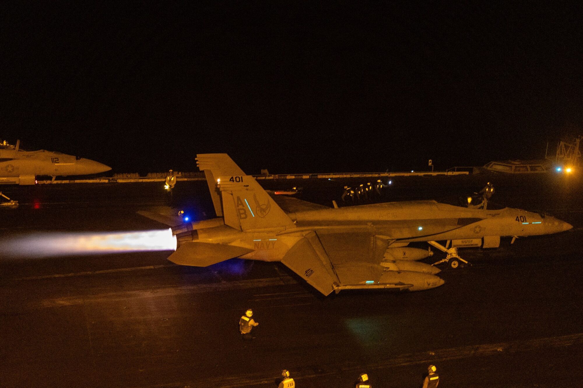 Впав за борт авіаносця: США втратили винищувач F/A-18 вартістю понад $60 млн у Червоному морі