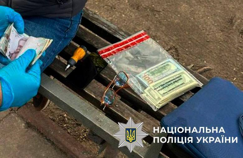 Пограбували жінку під приводом обміну валют: у Києві на гарячому затримали двох зловмисників. Фото