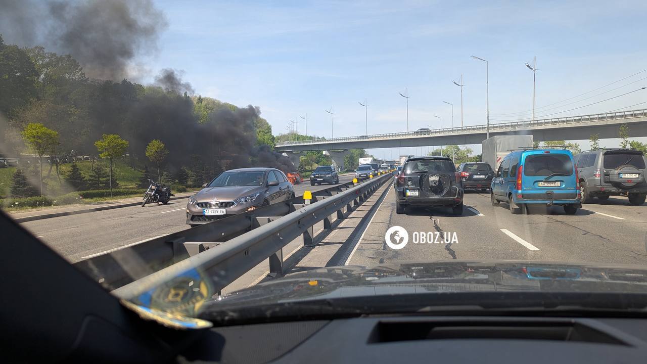 В Киеве полностью сгорела легковушка рядом с мостом Метро. Все подробности и фото
