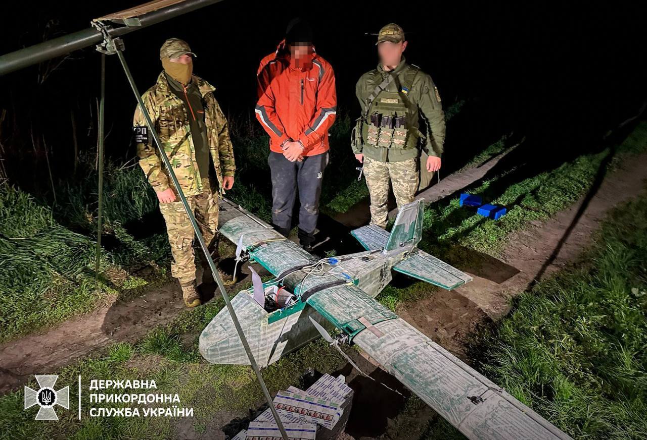 Сотні пачок цигарок у безпілотнику: на Волині затримали незвичного контрабандиста. Фото