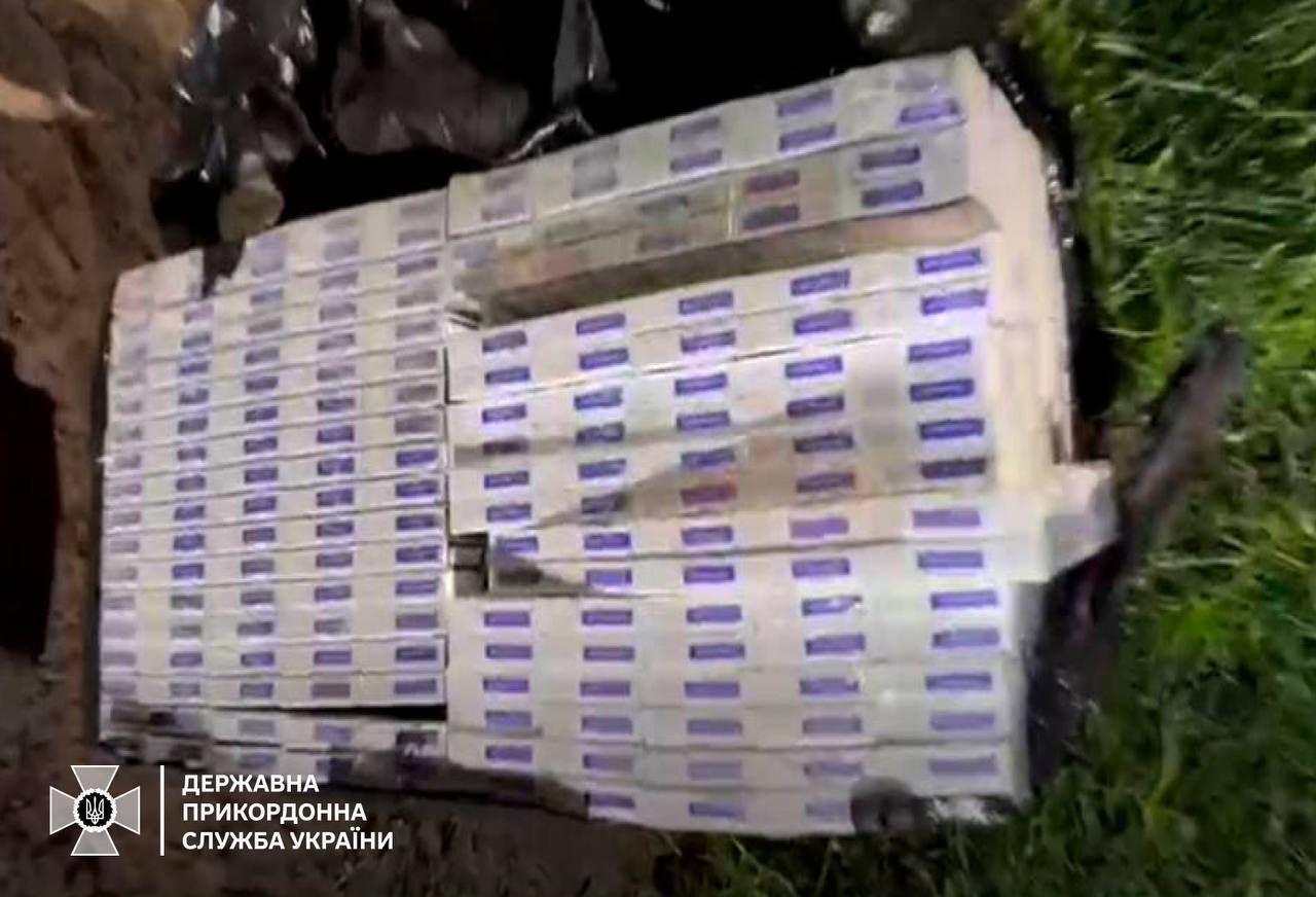 Сотні пачок цигарок у безпілотнику: на Волині затримали незвичного контрабандиста. Фото