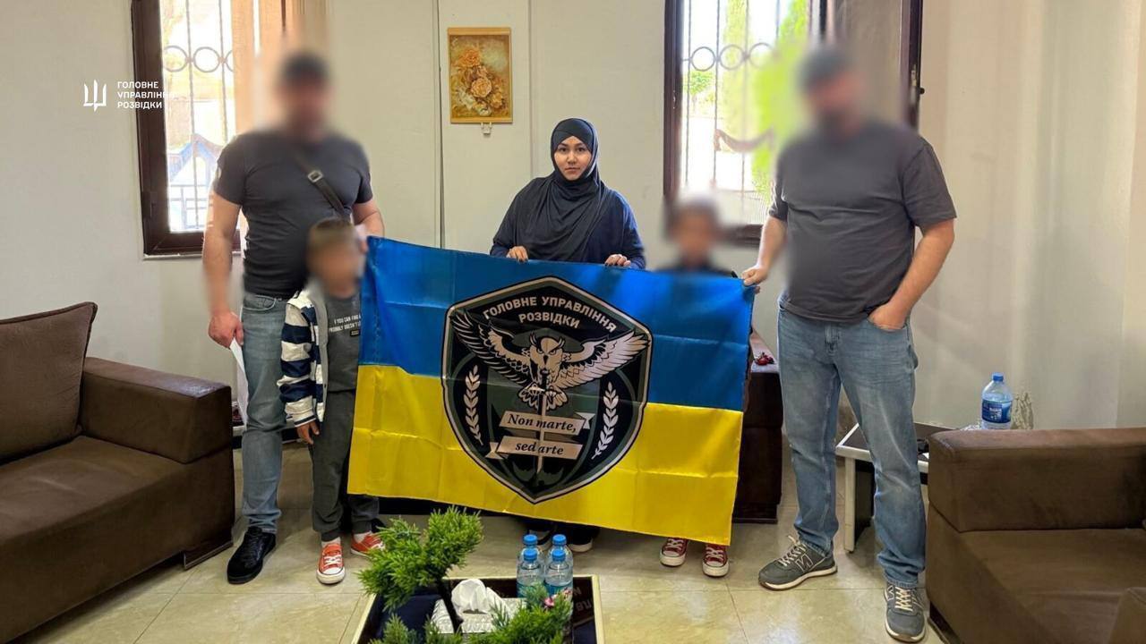 Находилась в курдском лагере как пленница: из Сирии эвакуировали украинку с двумя детьми. Фото