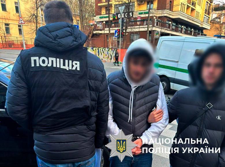 Пограбували жінку під приводом обміну валют: у Києві на гарячому затримали двох зловмисників. Фото
