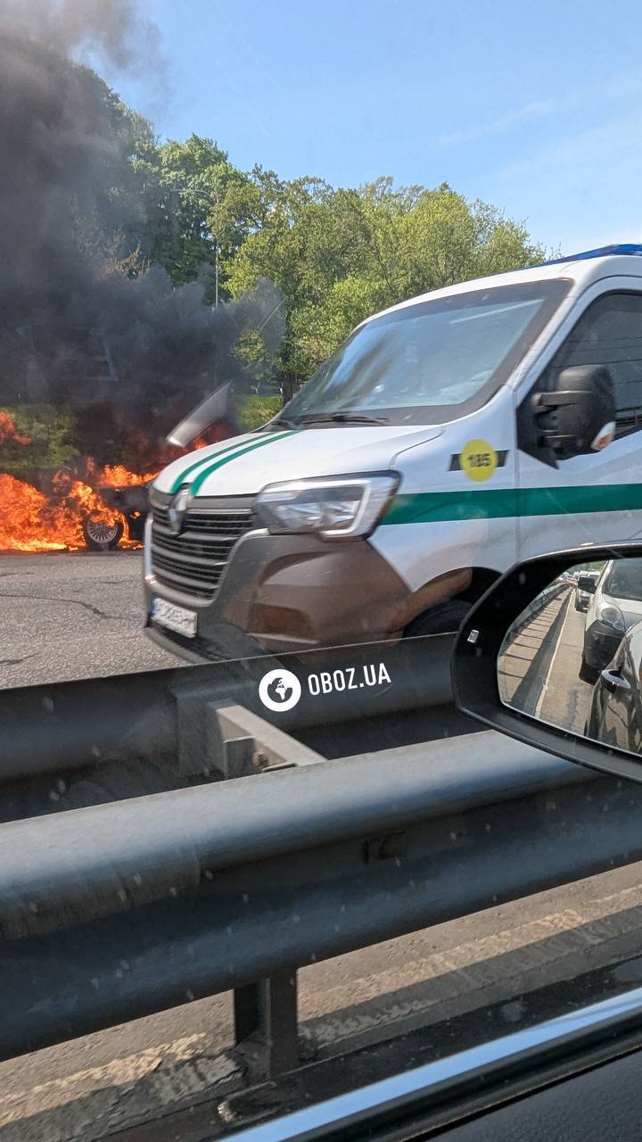 В Киеве полностью сгорела легковушка рядом с мостом Метро. Все подробности и фото