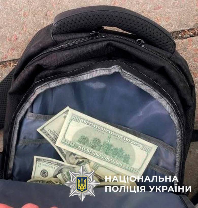 Пограбували жінку під приводом обміну валют: у Києві на гарячому затримали двох зловмисників. Фото