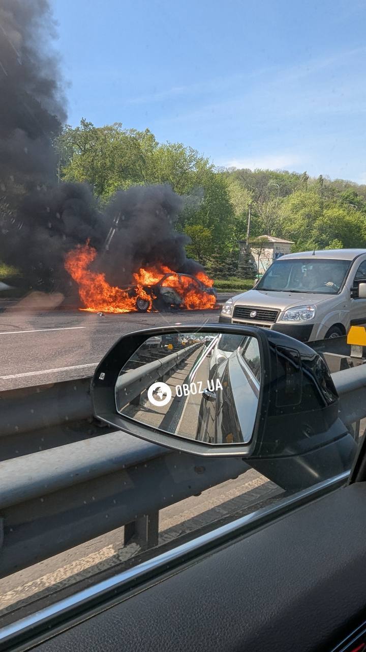 В Киеве полностью сгорела легковушка рядом с мостом Метро. Все подробности и фото