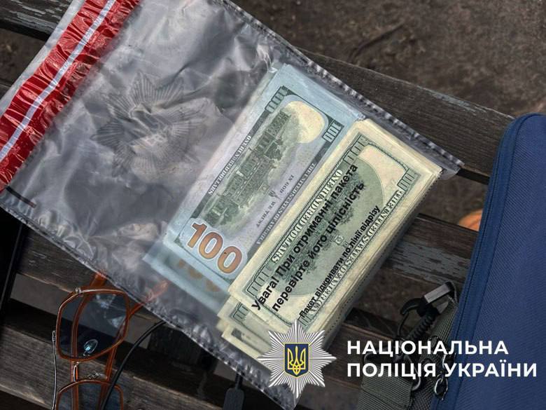 Пограбували жінку під приводом обміну валют: у Києві на гарячому затримали двох зловмисників. Фото