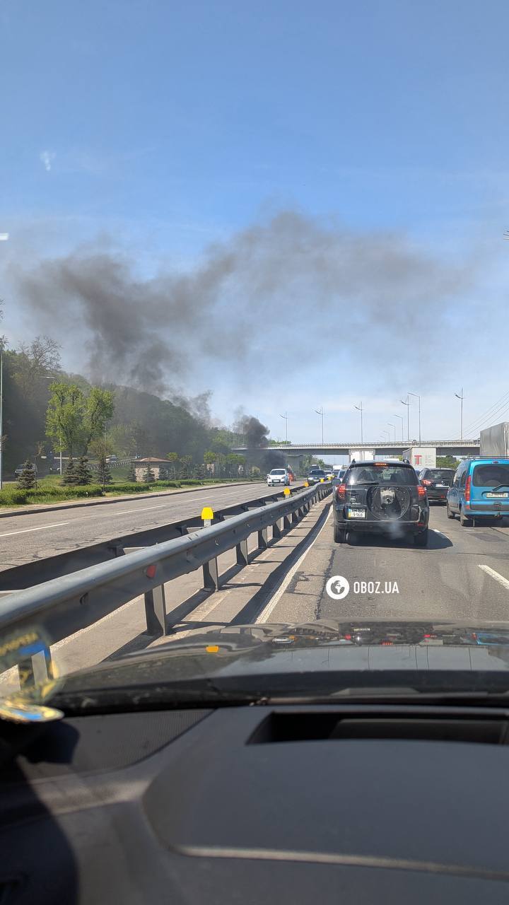 В Киеве полностью сгорела легковушка рядом с мостом Метро. Все подробности и фото