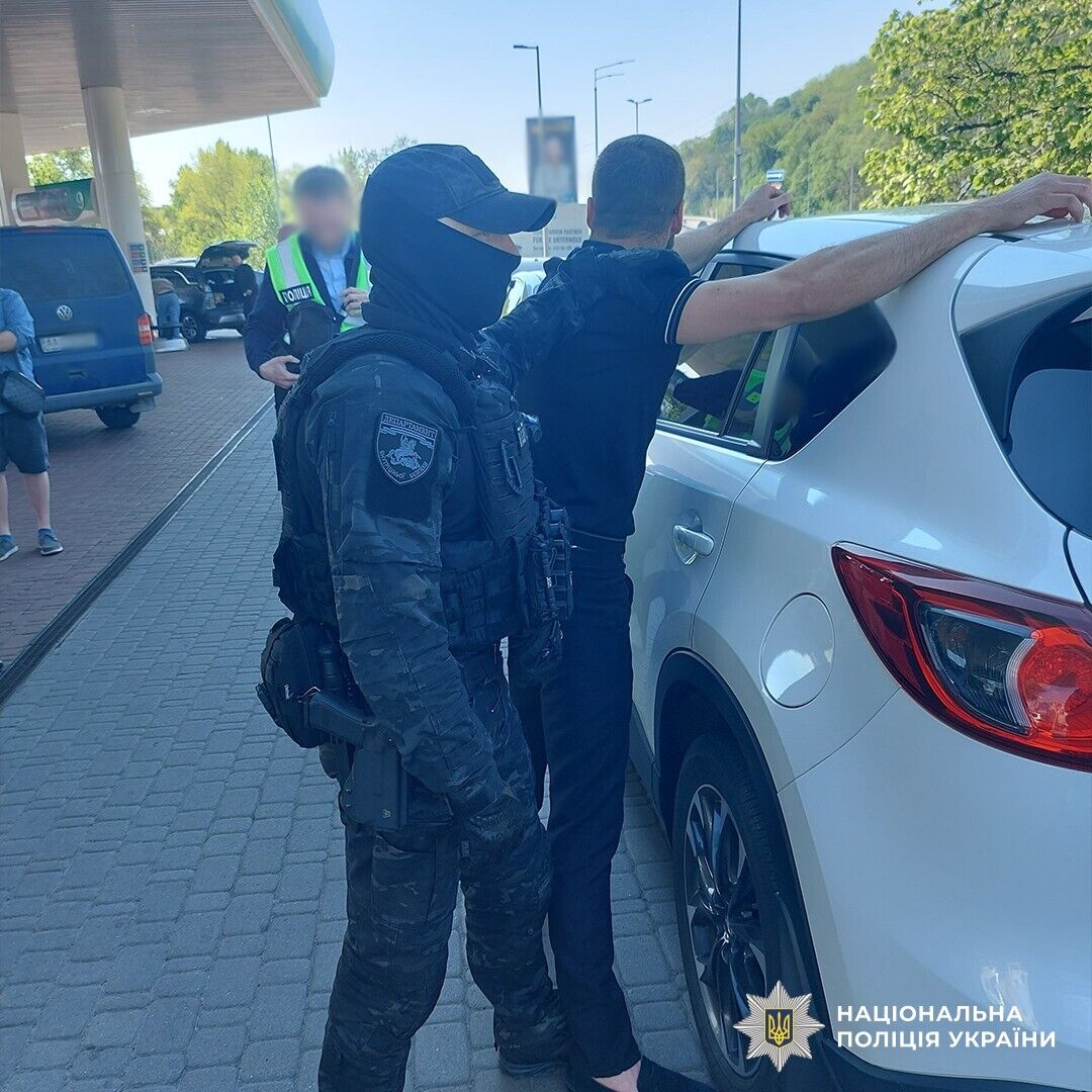 Обещал устроить уклониста в ГУР МО за $5 тыс.: в Киеве с поличным задержали злоумышленника. Фото