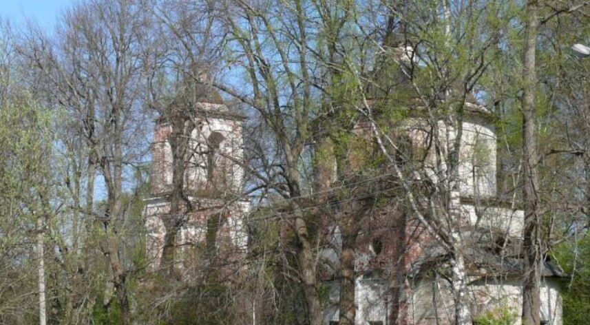 Заброшенная церковь в селе Новинки