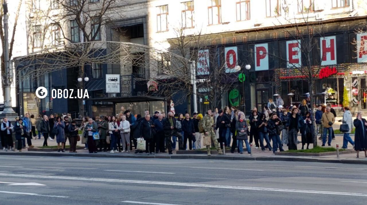 На синей ветке метро в Киеве человек попал под поезд: какие станции закрывали для пассажиров, движение возобновлено. Фото