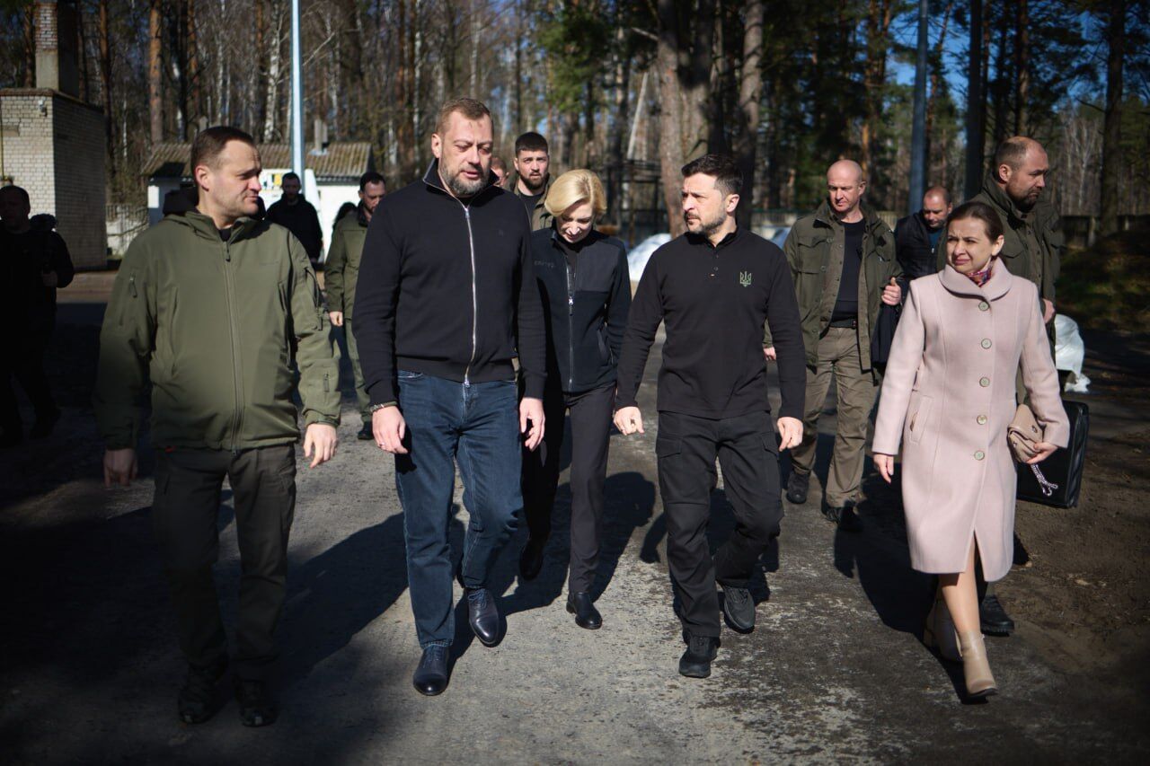 "Це був один із найбільш цинічних російських злочинів цієї війни": Зеленський відвідав школу на Чернігівщині, де окупанти утримували українців. Фото