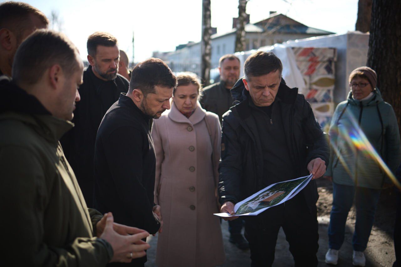 "Це був один із найбільш цинічних російських злочинів цієї війни": Зеленський відвідав школу на Чернігівщині, де окупанти утримували українців. Фото