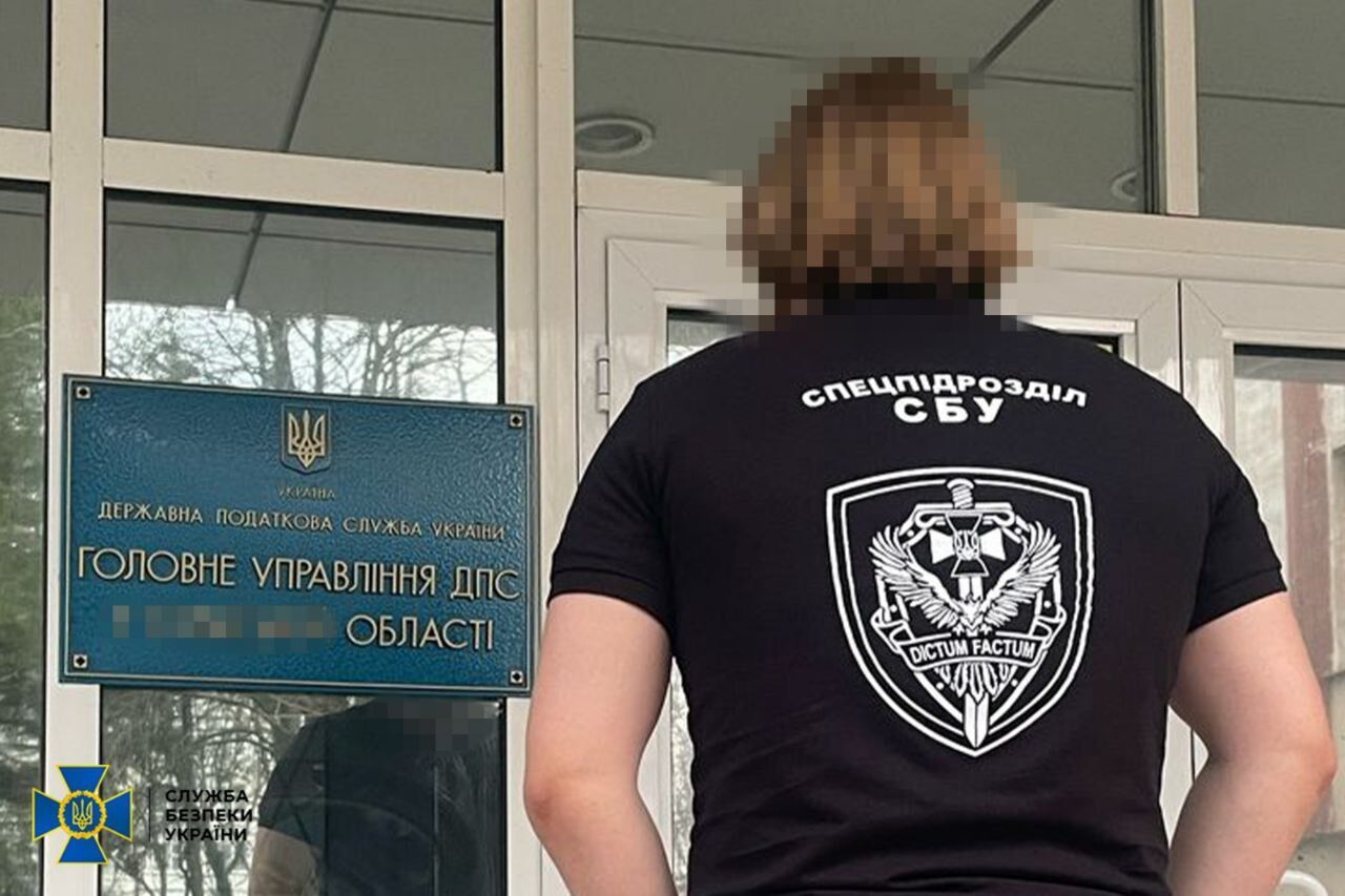 Податківця з Сумщини викрили на хабарі