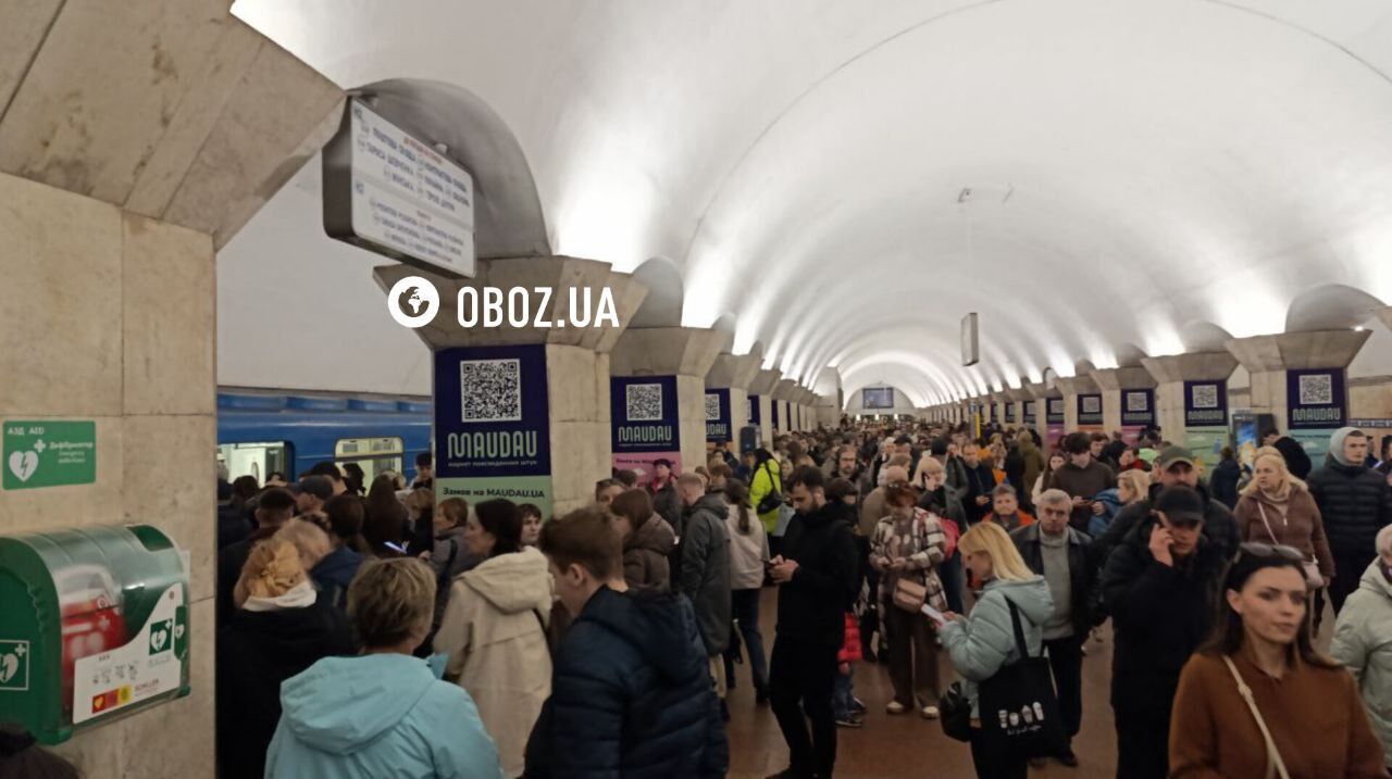 На синей ветке метро в Киеве человек попал под поезд: какие станции закрывали для пассажиров, движение возобновлено. Фото