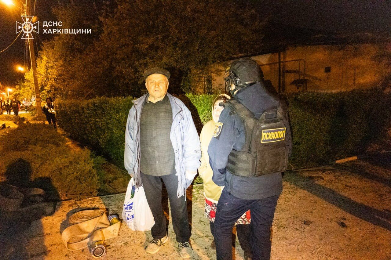 ГСЧС показали последствия ночной атаки БПЛА на Харьков.