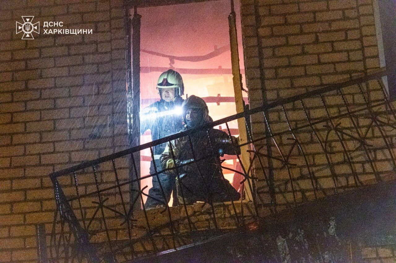 ГСЧС показали последствия ночной атаки БПЛА на Харьков.