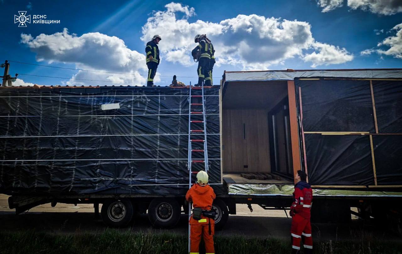 Під Києвом внаслідок ураження струмом загинув водій вантажівки. Подробиці трагедії та фото