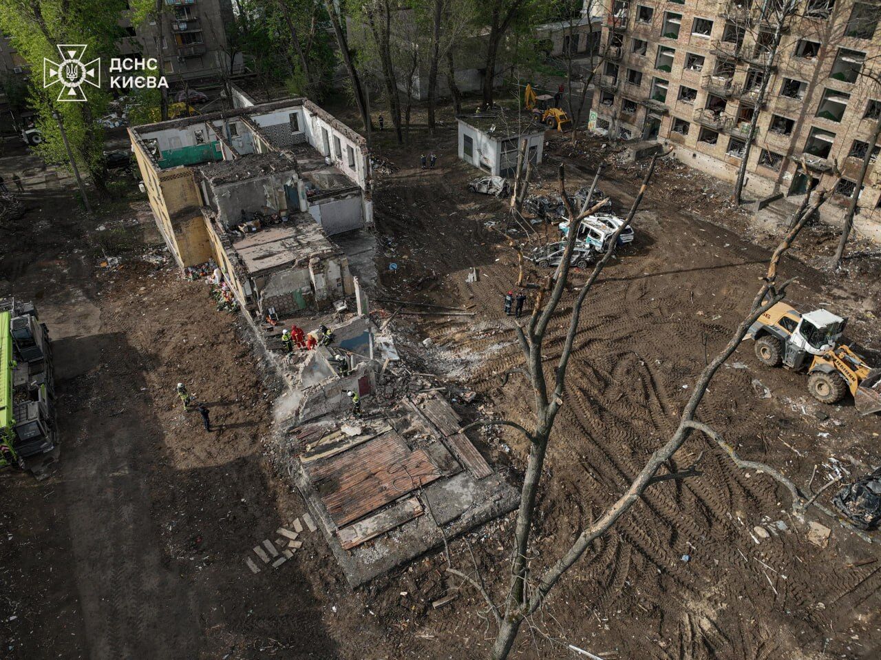 У Києві біля знищеного Росією будинку попрощалися із 44-річною Анною Поліщук. Відео