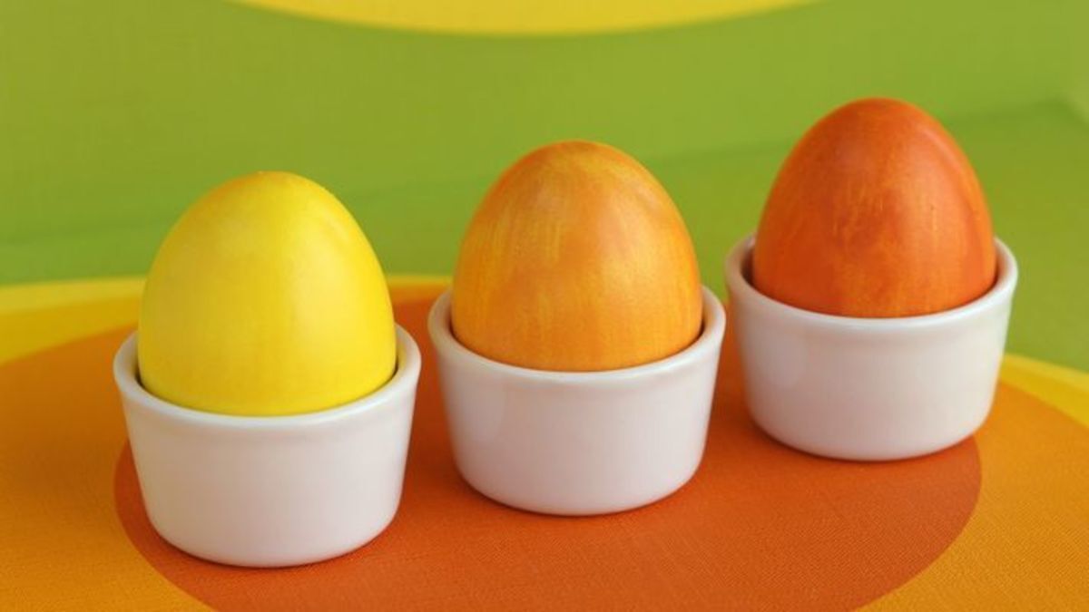 Ці продукти є на кожній кухні: як без хімії пофарбувати яйця на Великдень у жовтий та помаранчевий кольори