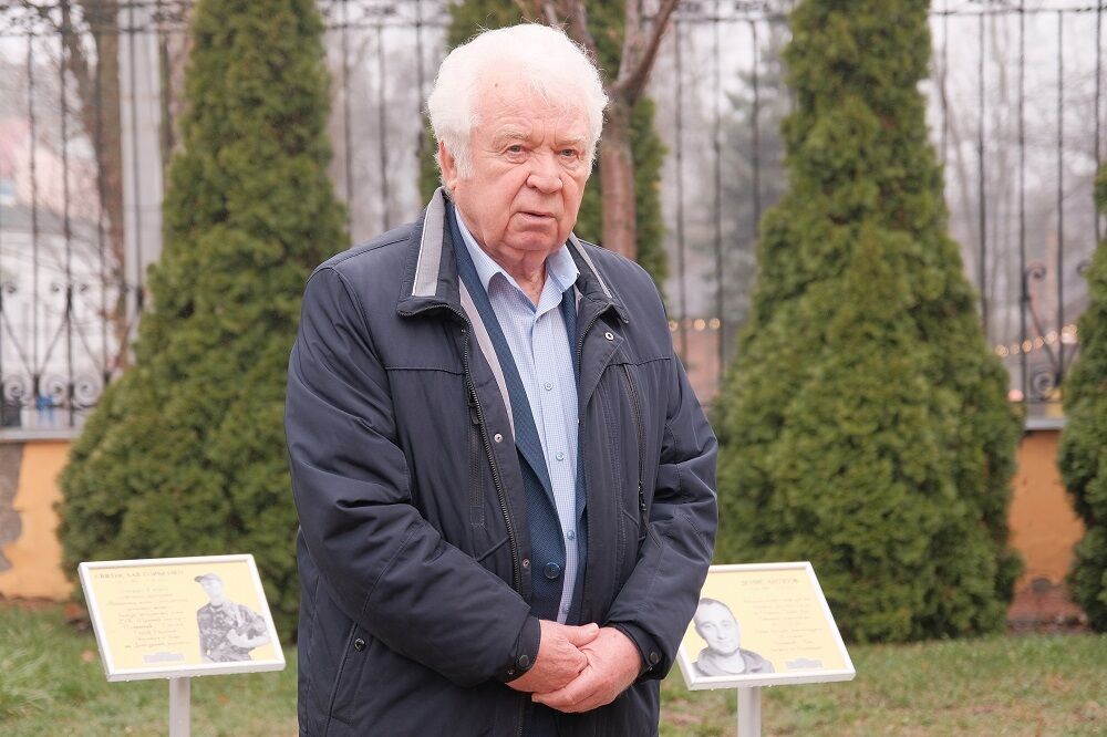 Аллея памяти погибших студентов появилась в университете Шевченко: "непокоренная полегла часть души украинцев, филологов...". Фото