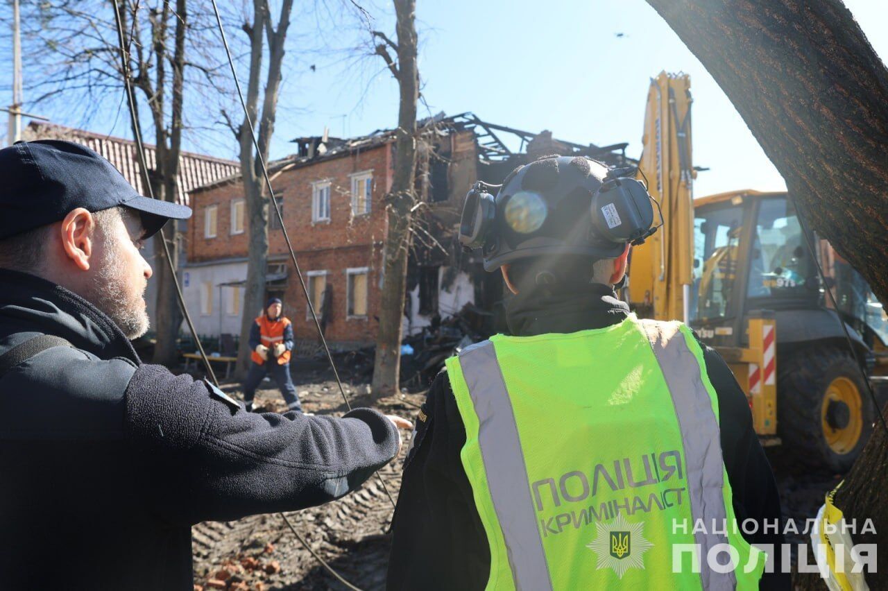 Россия атаковала дроном дом в Харькове: 34 человека пострадали, среди погибших – семья с ребенком. Фото и видео