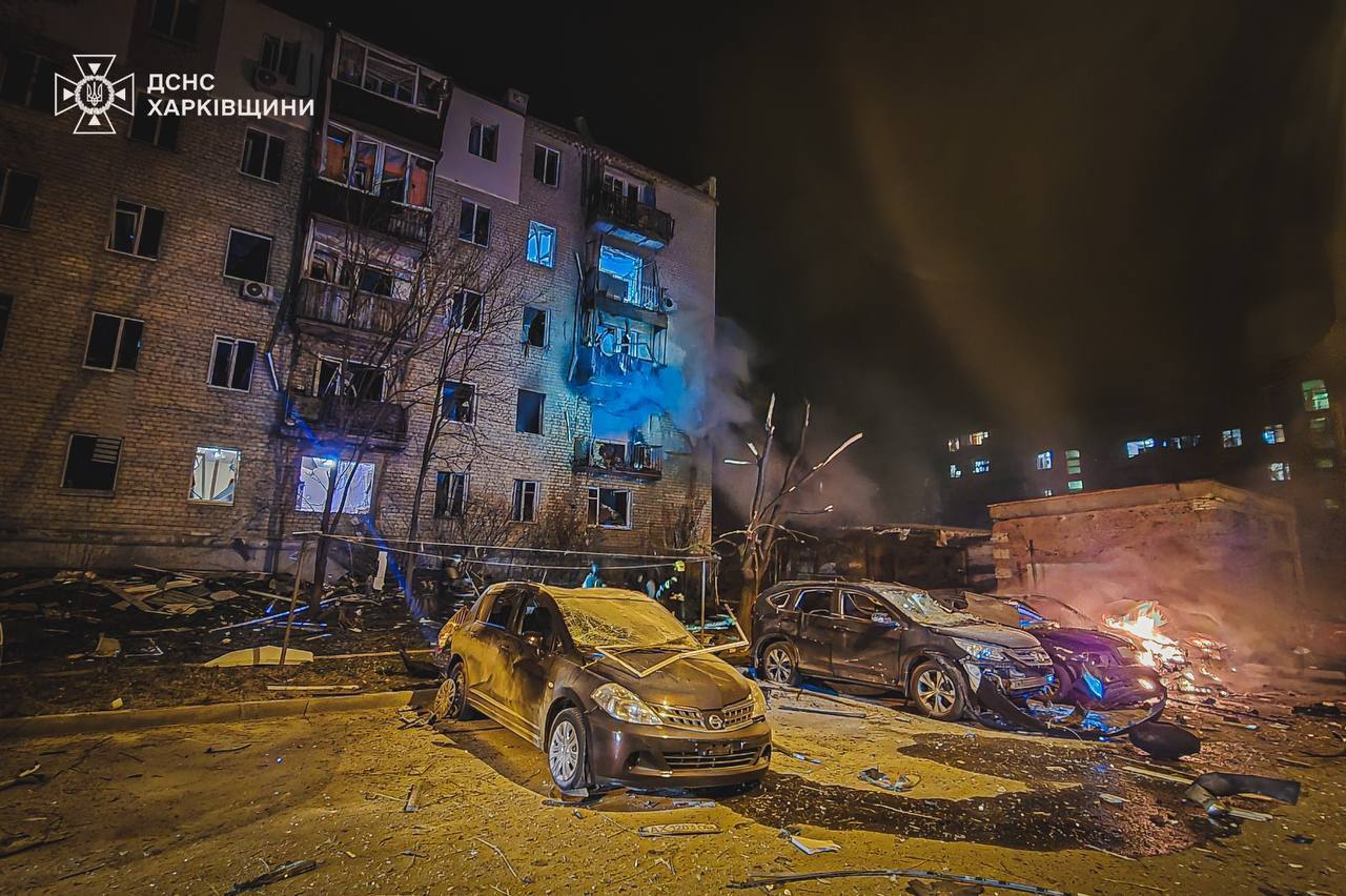 Россия атаковала дроном дом в Харькове: 34 человека пострадали, среди погибших – семья с ребенком. Фото и видео