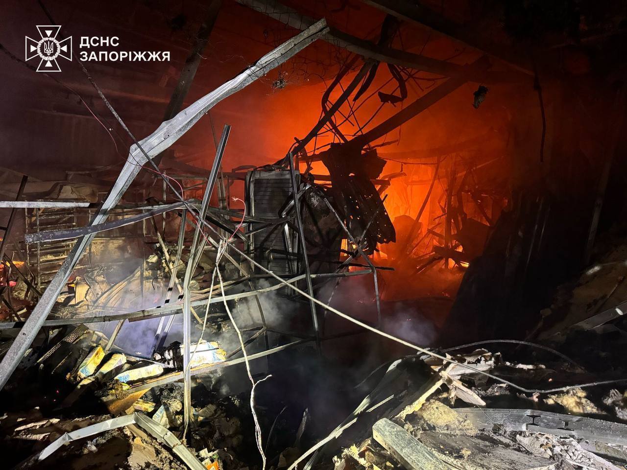Окупанти атакували дронами Запорізьку область, сталася пожежа: є постраждалий. Фото і відео