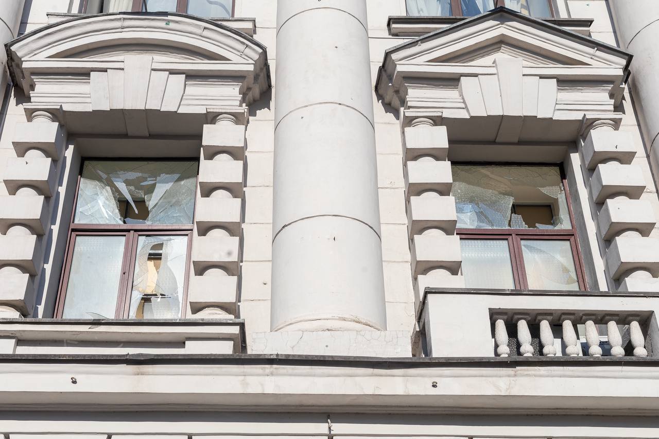 Окупанти атакували Дніпро дронами: пошкоджено будівлю обласної ради, є постраждалі. Фото