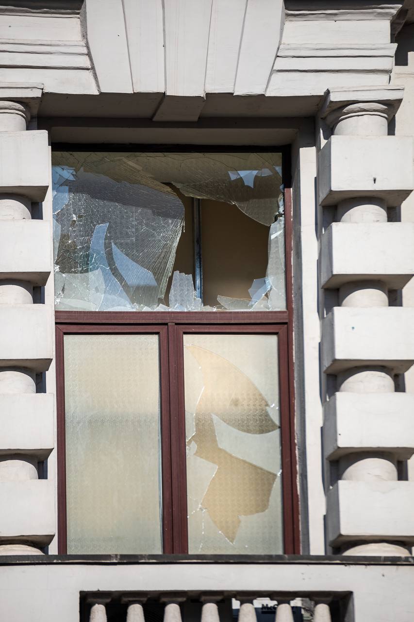 Окупанти атакували Дніпро дронами: пошкоджено будівлю обласної ради, є постраждалі. Фото
