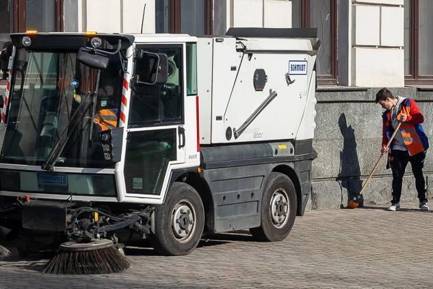 Окупанти атакували Дніпро дронами: пошкоджено будівлю обласної ради, є постраждалі. Фото