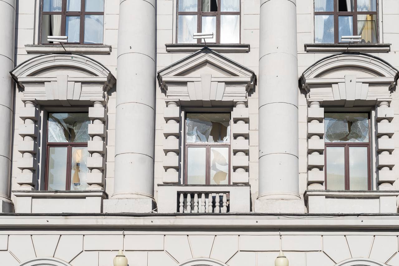 Окупанти атакували Дніпро дронами: пошкоджено будівлю обласної ради, є постраждалі. Фото