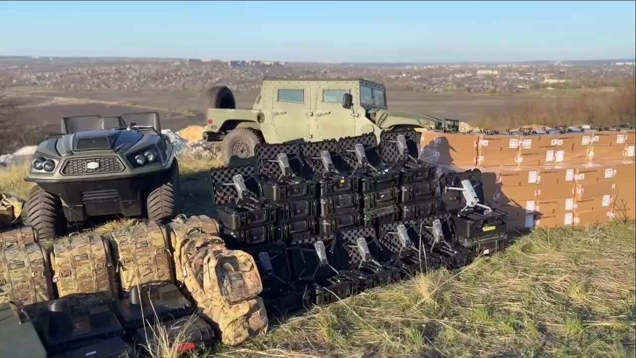 Дроны, автомобили и системы РЕБ: Кличко посетил военных на фронте и передал помощь от Киева. Видео