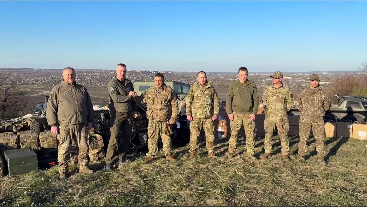 Дроны, автомобили и системы РЕБ: Кличко посетил военных на фронте и передал помощь от Киева. Видео