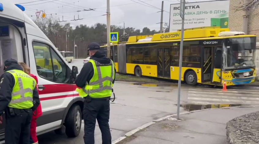 У Києві водієві тролейбуса стало зле за кермом: транспорт зачепив стовп та зупинився на тротуарі. Фото та відео