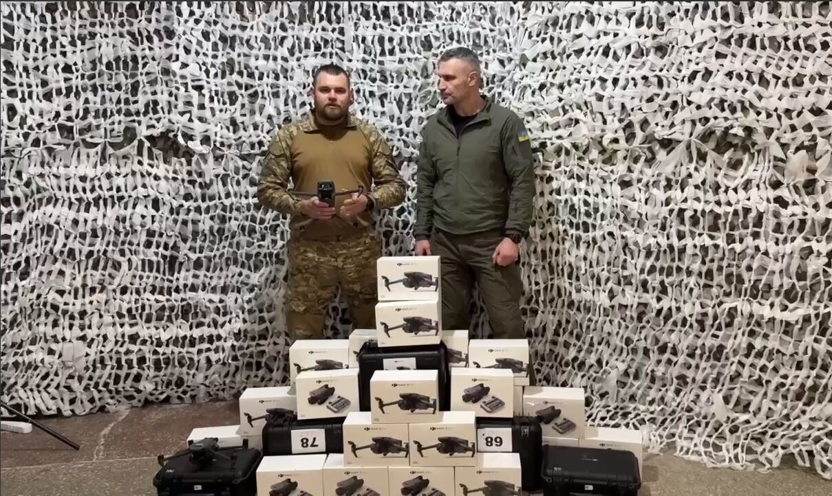 Дроны, автомобили и системы РЕБ: Кличко посетил военных на фронте и передал помощь от Киева. Видео