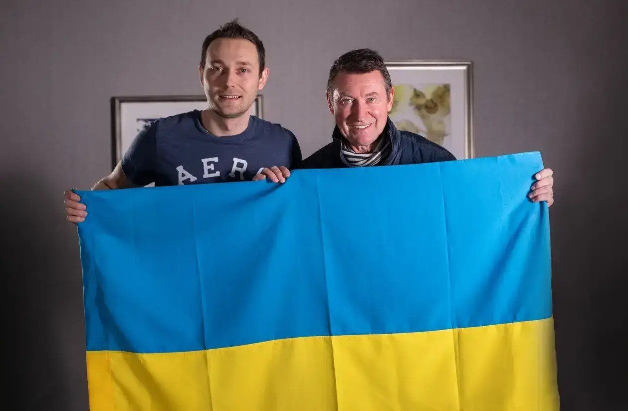 Овечкін, повторивши "вічний рекорд" Грецкі в НХЛ, став навколішки перед етнічним українцем. Відеофакт