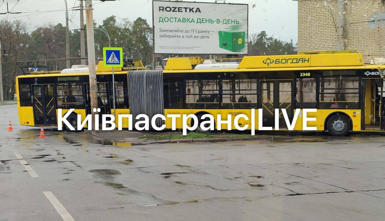 У Києві водієві тролейбуса стало зле за кермом: транспорт зачепив стовп та зупинився на тротуарі. Фото та відео