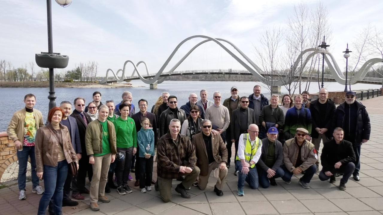 Віталій Кличко із представниками посольств висадили 50 дерев у Києві на острові Оболонському