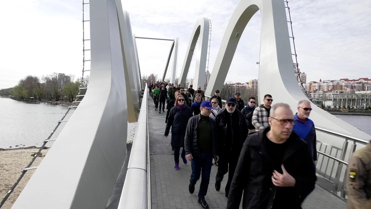 Віталій Кличко із представниками посольств висадили 50 дерев у Києві на острові Оболонському
