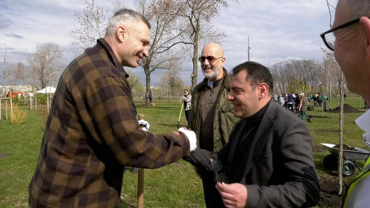 Віталій Кличко із представниками посольств висадили 50 дерев у Києві на острові Оболонському
