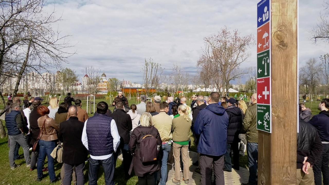 Віталій Кличко із представниками посольств висадили 50 дерев у Києві на острові Оболонському