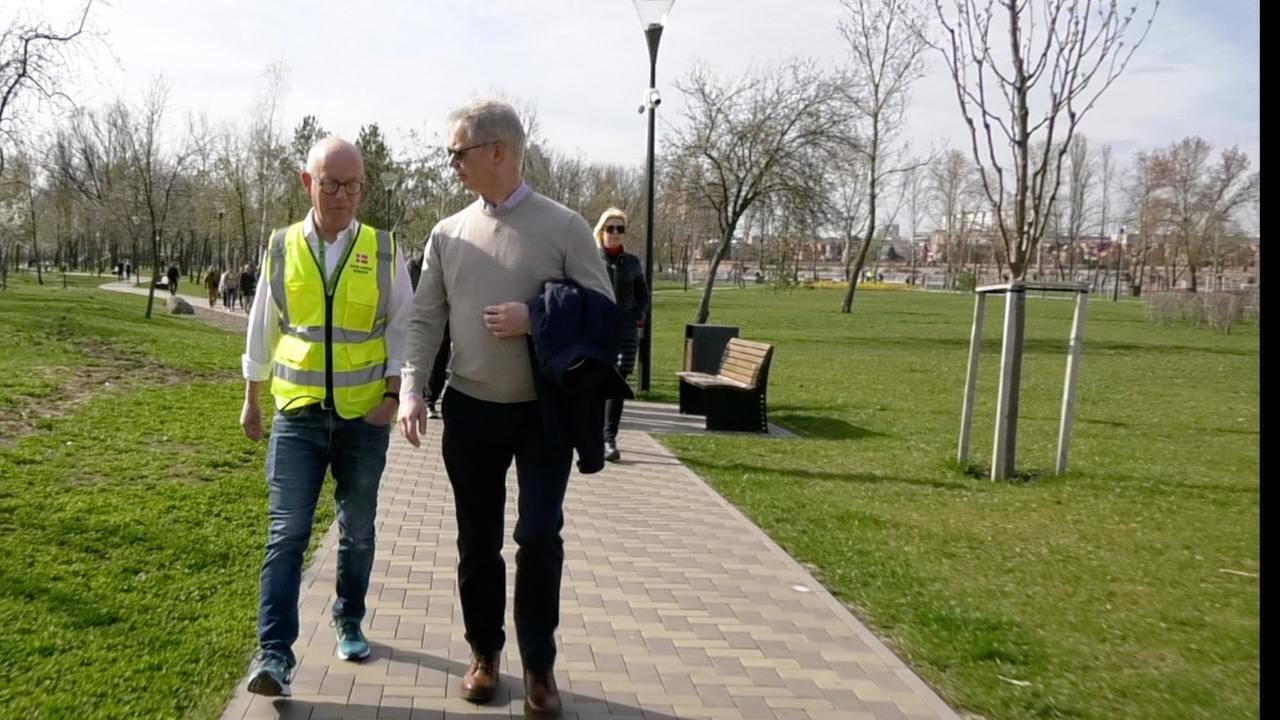 Віталій Кличко із представниками посольств висадили 50 дерев у Києві на острові Оболонському