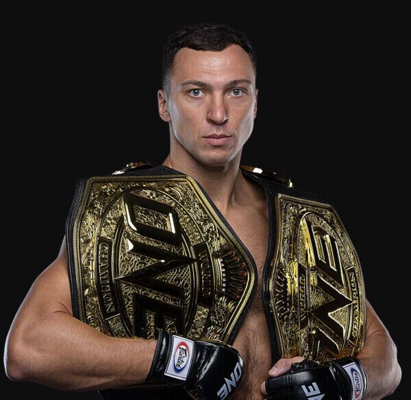 Украинский супертяж одним ударом в 1-м раунде выиграл нокаутом чемпионский бой. Видео