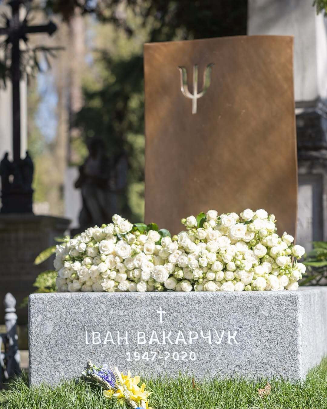 На могилі батька Святослава Вакарчука встановили символічний пам'ятник через 5 років після його смерті