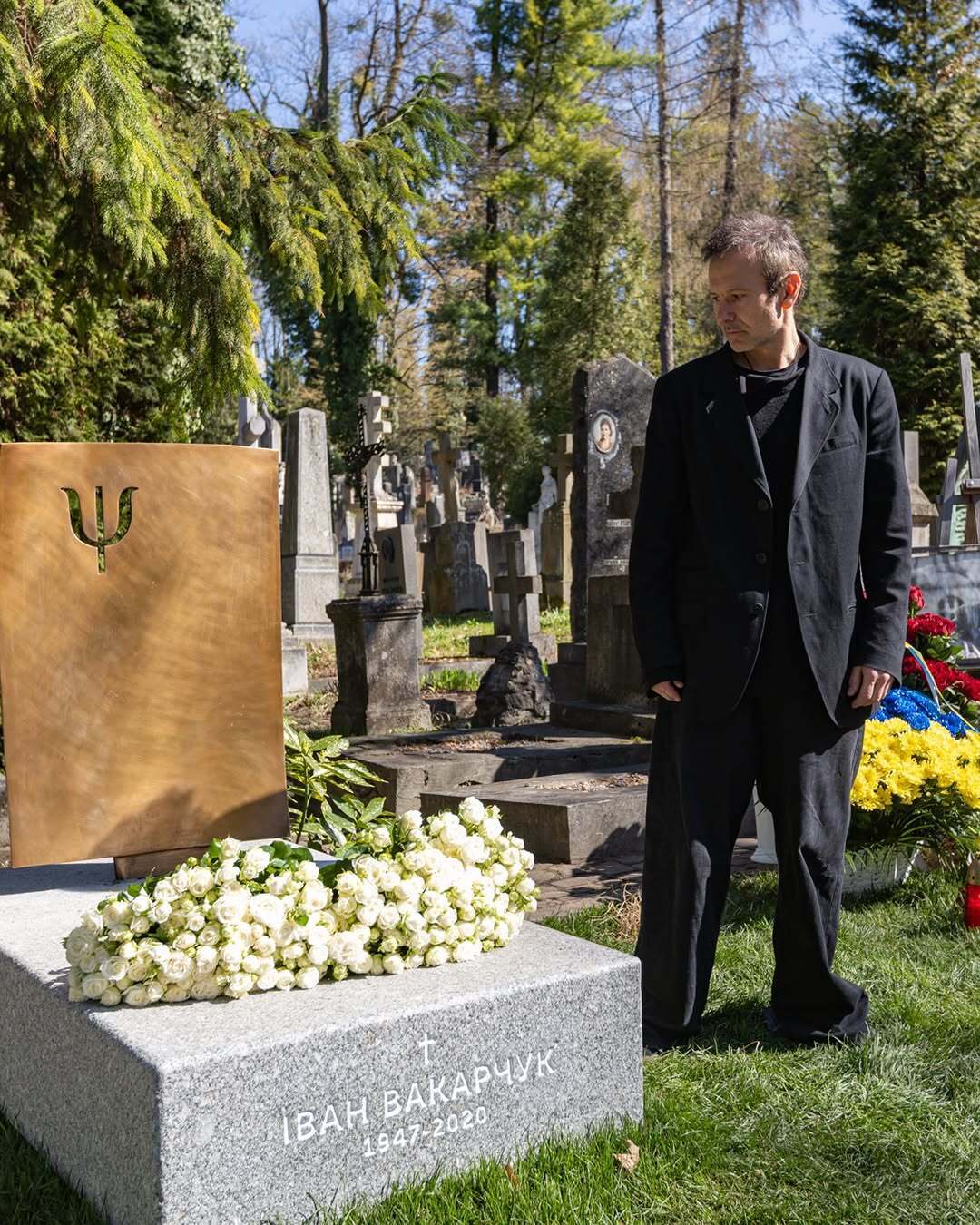 На могилі батька Святослава Вакарчука встановили символічний пам'ятник через 5 років після його смерті
