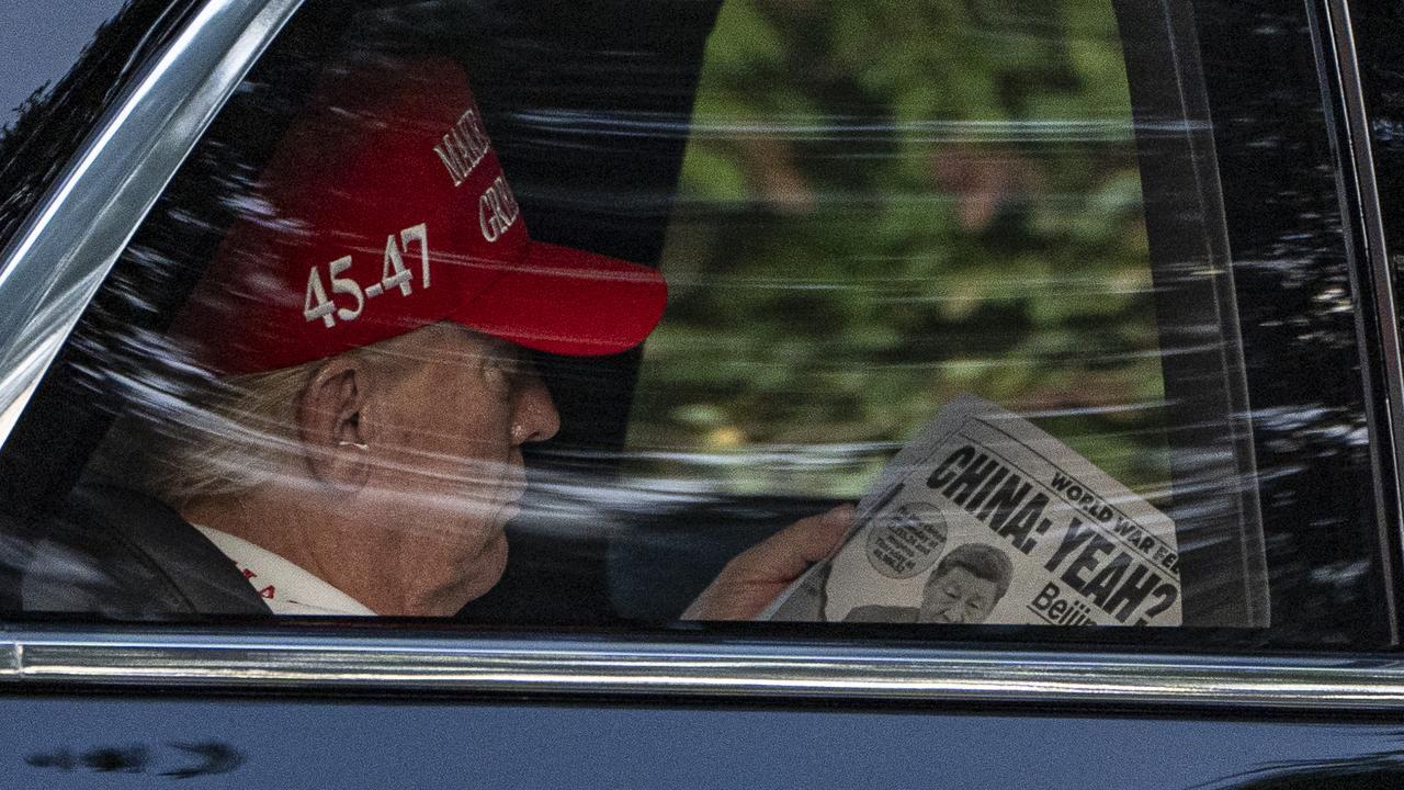Трамп играет в гольф и читает статьи в таблоиде, пока мировую экономику лихорадит. Фото, видео