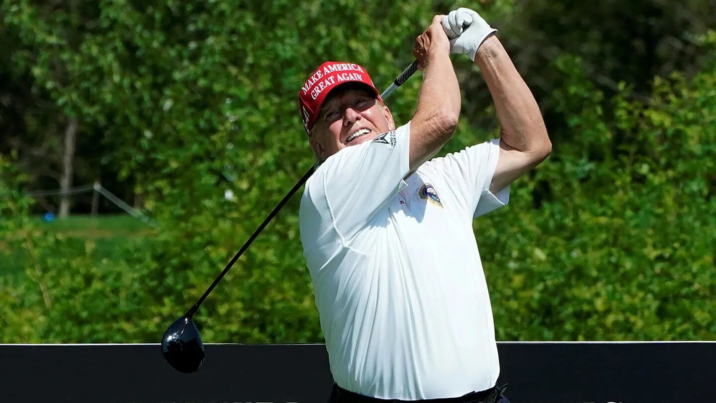 Трамп играет в гольф и читает статьи в таблоиде, пока мировую экономику лихорадит. Фото, видео