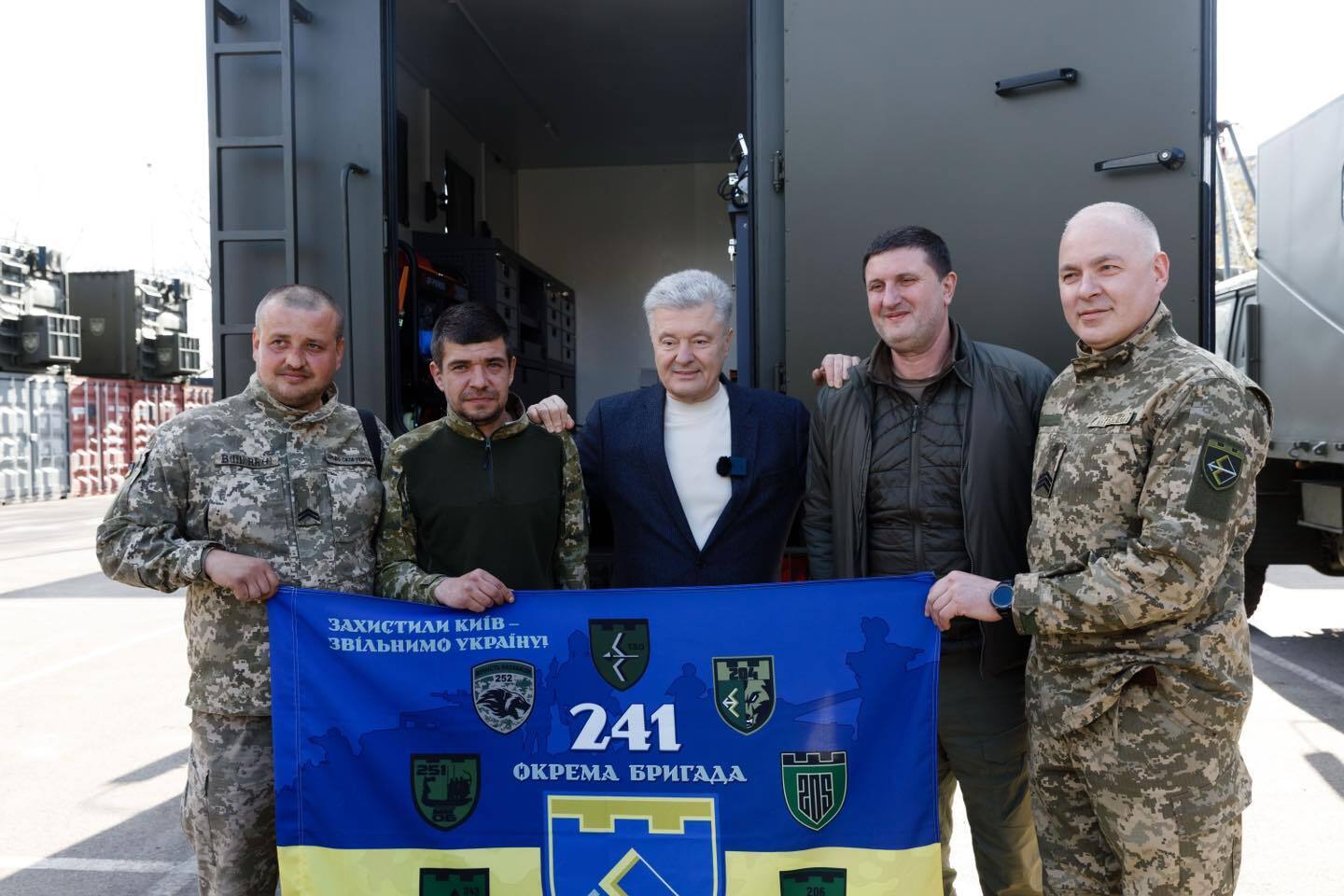 Уже сегодня они вернутся с техникой на фронт: Порошенко передал помощь для 10 бригад ТрО с разных участков передовой
